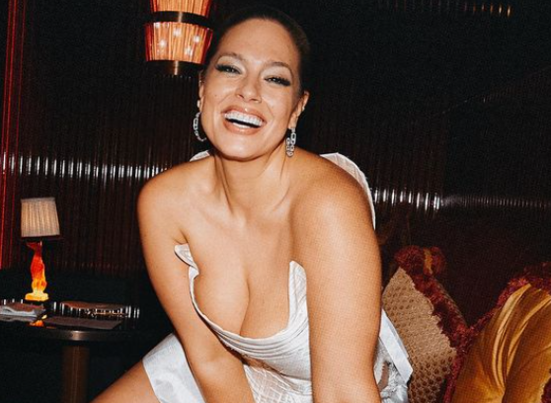 Kıvrımlı model Ashley Graham defile izlemeye b&ouml;yle gitti! 'Gece 1'den &ouml;nce...' notu dikkat &ccedil;ekti 