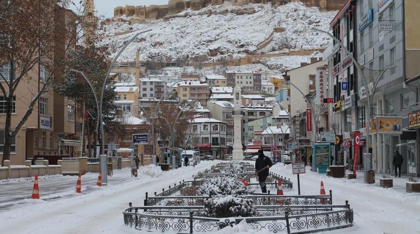 Bayburt’ta kar yüzünü yeniden gösterdi