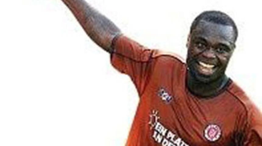 Ünlü futbolcuyu karısı iki kadınla bastı