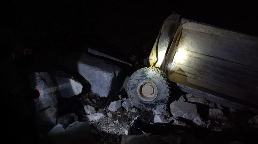 Burdur'da mermer ocağında kamyonun devrilmesi sonucu sürücü ağır yaralandı