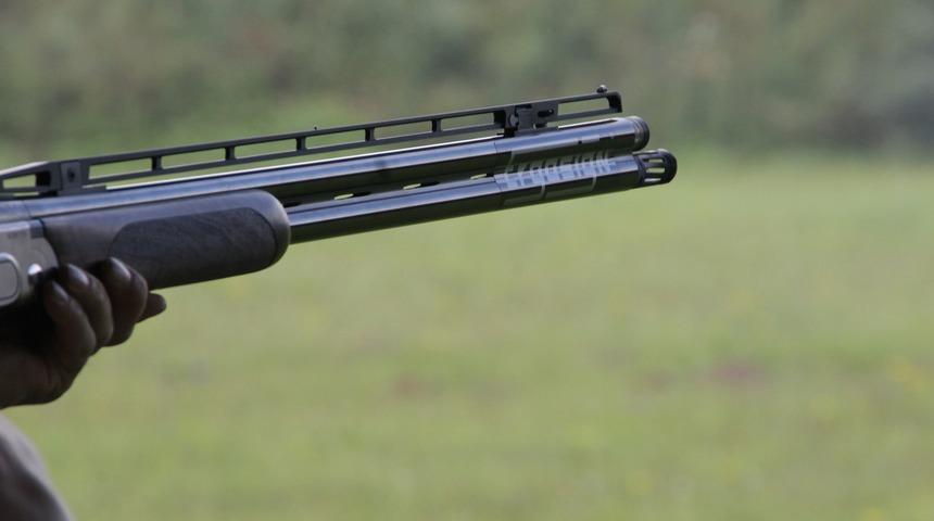 Yanağından makas alan kişiye, av tüfeğiyle mermi yağdırdı! 'Çok ağırıma gitti'