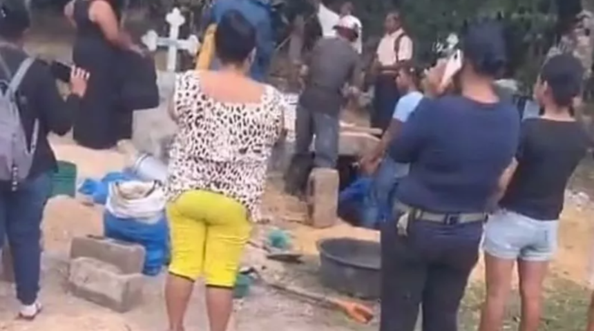 Film gibi ama gerçek! Öldüğü için gömülen kadının yaşadığı iddia edilince mezarı kazıp çıkarttılar... Tuz, limon ve sirkeyle yıkadılar