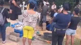 Film gibi ama gerçek! Öldüğü için gömülen kadının yaşadığı iddia edilince mezarı kazıp çıkarttılar... Tuz, limon ve sirkeyle yıkadılar