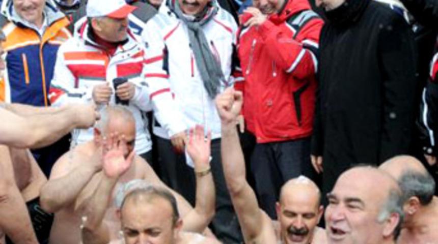 G&ouml;zlerinden yaş gelene kadar g&uuml;ld&uuml;