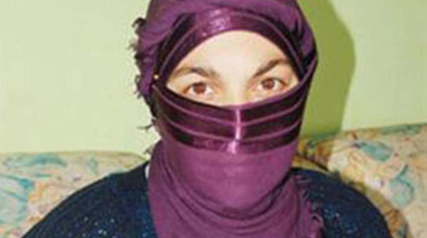 Para i&ccedil;in zorla iki kez evlendirildi