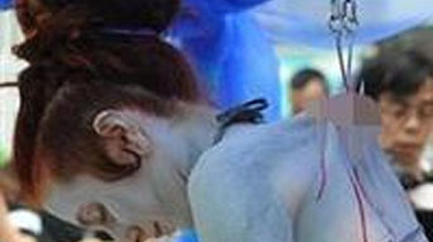 Kendini kancalarla tavana astı