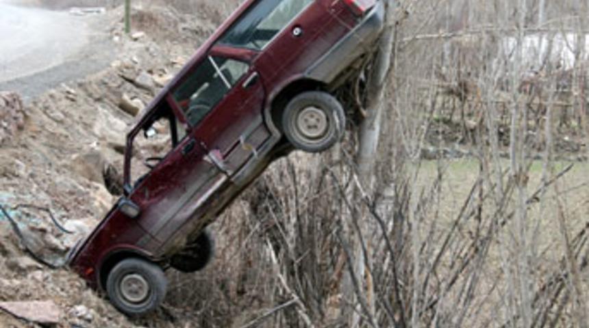 Otomobil kavağa çıktı