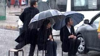 Bu kez de tekme attı!