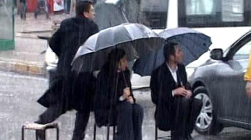 Bu kez de tekme attı!