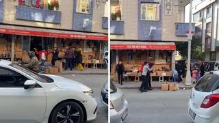 Eşi ve çocuğunun yanında fırça sapıyla dövüldü! Saldırı anları kamerada