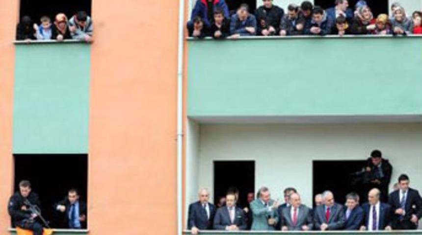 Komşu koş koş, Başbakan geldi