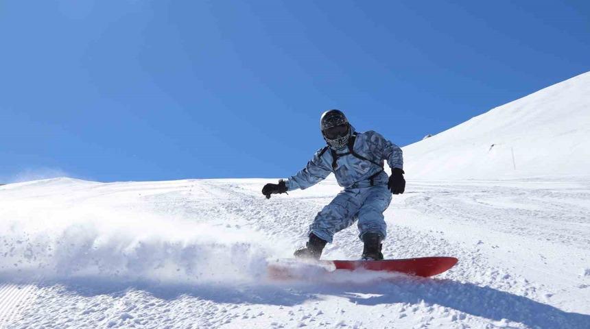 Yıldız Dağı Kayak Merkezine yağan kar yüzleri güldürdü