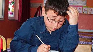 O sınava girdi, 11 kişi onu gözetledi