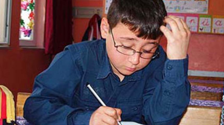 O sınava girdi, 11 kişi onu gözetledi