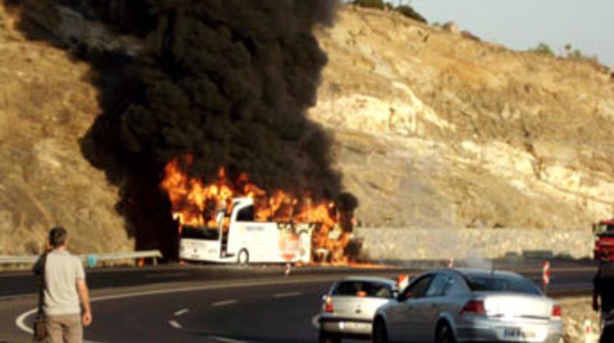 Yolcu otob&uuml;s&uuml; alev topuna d&ouml;nd&uuml;