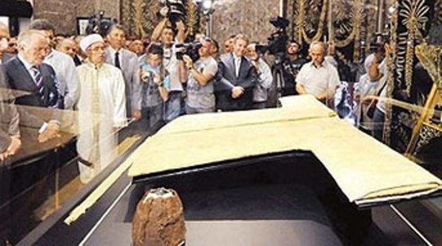 Hırka-i Şerif&rsquo;i bize verin size...