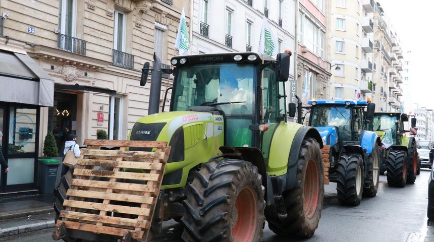 Çiftçiler Paris'i yeniden kuşattı! Yolları traktörlerle kapattılar