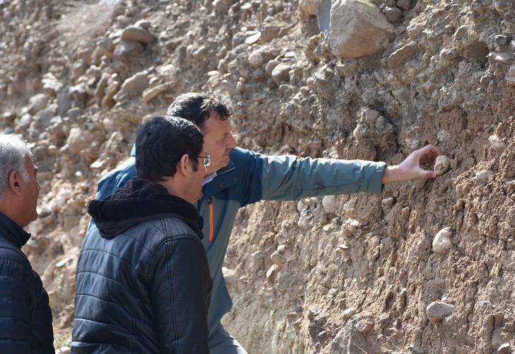 Niğde’yi heyecanlandıran ‘dinozor fosili’ iddiası! Ekipler gelip inceledi sonuç bakın ne çıktı…  G5