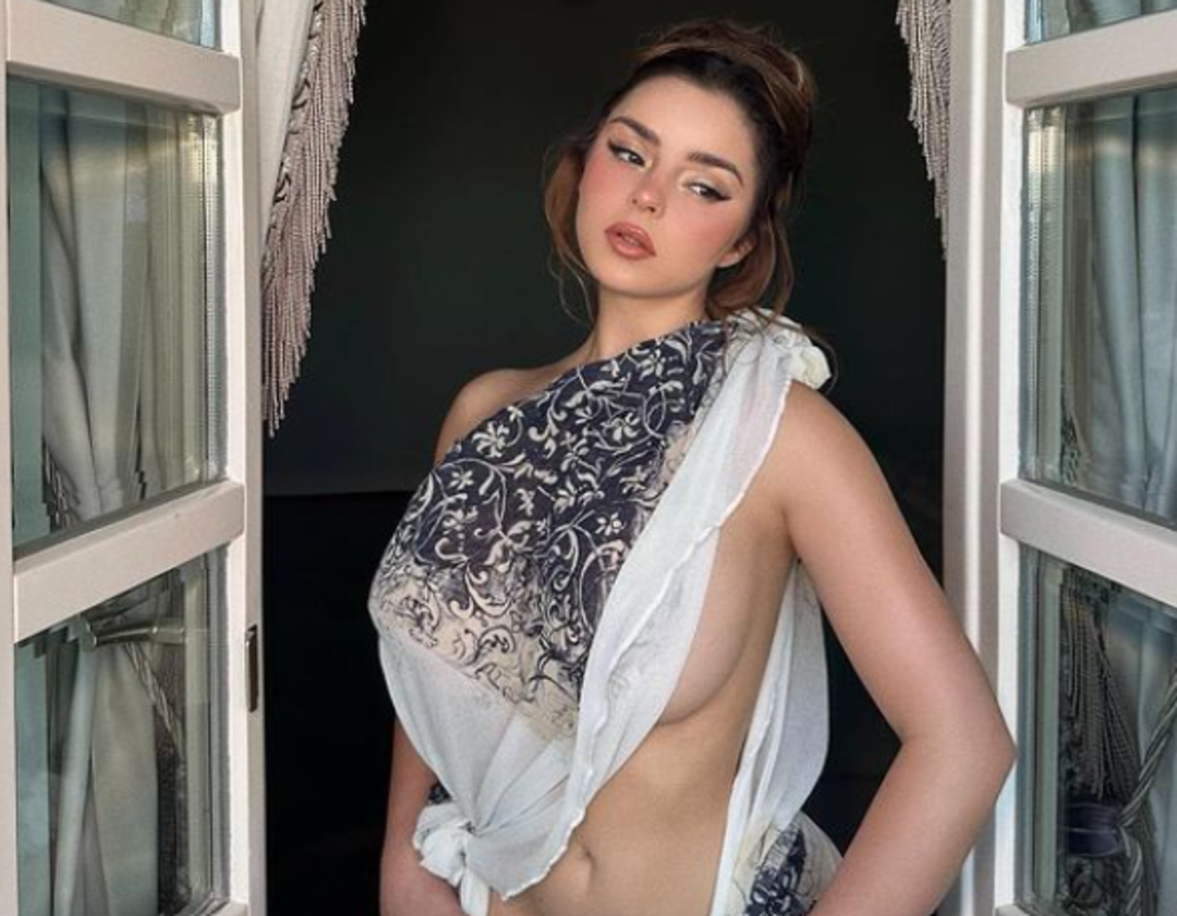 Demi Rose transparan elbisesiyle sere serpe uzandı! 'Eve geliyorum' notu dikkat &ccedil;ekti