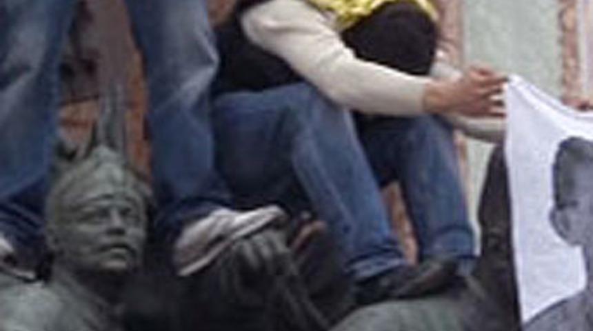 Atatürk Anıtı'na büyük saygısızlık