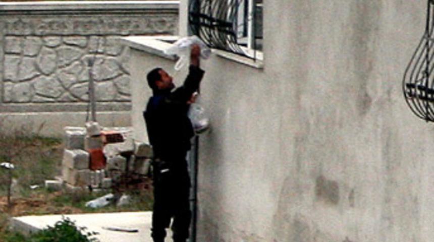 Polis, eşini rehin alan ş&uuml;pheliyi bayıltamadı