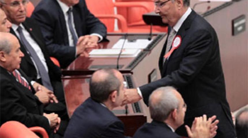 CHP yemin etti, kriz &ccedil;&ouml;z&uuml;ld&uuml;