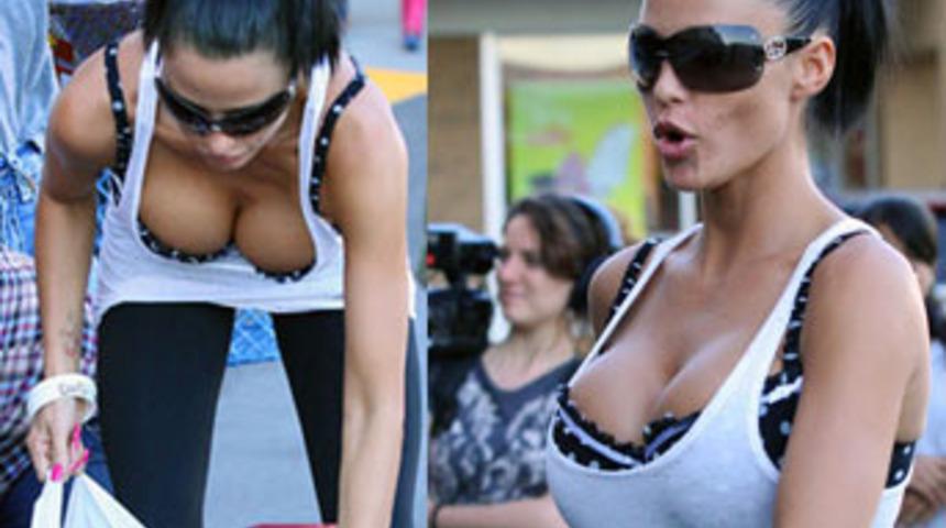 Katie ve g&ouml;ğ&uuml;sleri alışverişte