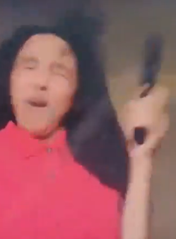 Tabancayla poz vermek istedi! Kafasına dayadığı silah bir anda patladı... Şok içinde yayına devam etti  G3