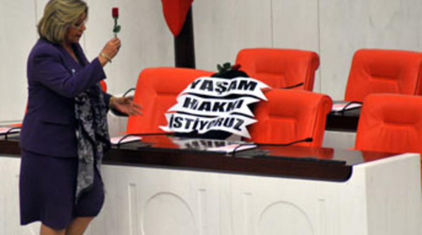 Başbakan'ın koltuğuna siyah çelenk!