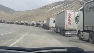 Kuyruk 15 km'yi buldu! 'İnşallah kısa sürede bu çile biter'