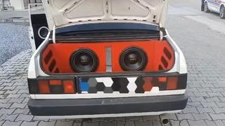 Yüksek ses müzik çalarak çevreyi rahatsız ediyorlardı! Trafikten men