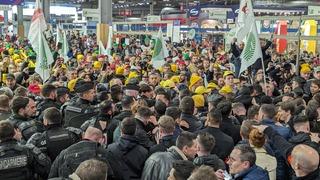 Fransız Cumhurbaşkanı Macron'a çiftçilerden büyük tepki! Ortalık savaş alanına döndü... Macron istifa!