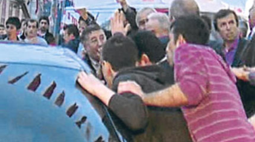 G&uuml;rsel Tekin'in otomobilini tekmelediler