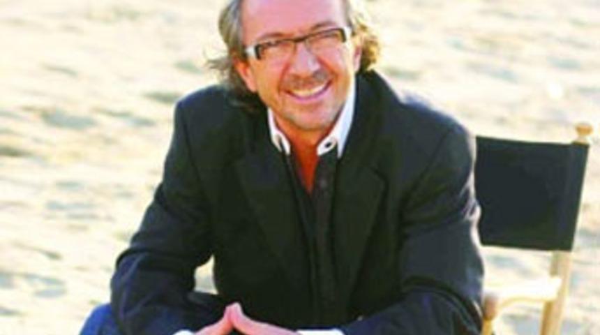 &Uuml;nl&uuml; y&ouml;netmen ve ekibi &ouml;l&uuml;mden d&ouml;nd&uuml;