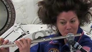 Uzaydaki astronotla düet yaptı