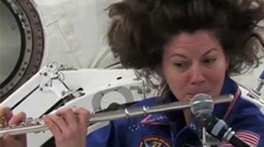 Uzaydaki astronotla düet yaptı