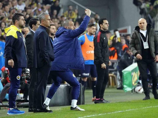 Fenerbahçeli taraftarlardan yıldız isme protesto! Oyundan çıkarken tüm stat onu ıslıkladı