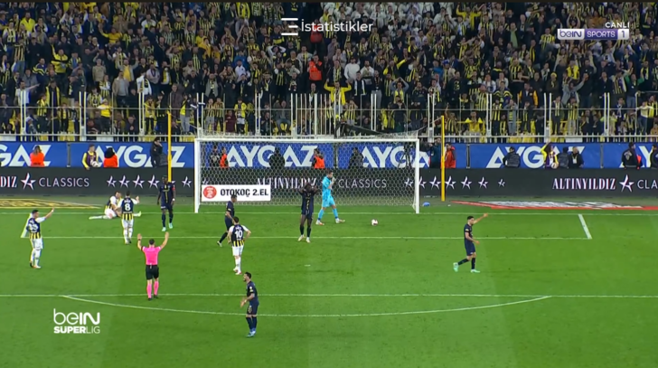 Fenerbahçe'nin golü iptal edildi, ilk yarının bitiş düdüğü çaldı! Sarı-Lacivertli oyuncular hakeme koştu G1