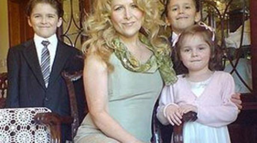 3 &ccedil;ocuğunu delik deşik etti