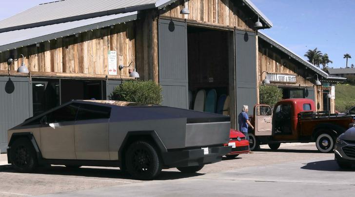 Kim Kardashian 100 bin dolarlık Tesla Cybertruck ile kahve almaya gidince... Yeni imajı dikkat çekti G4