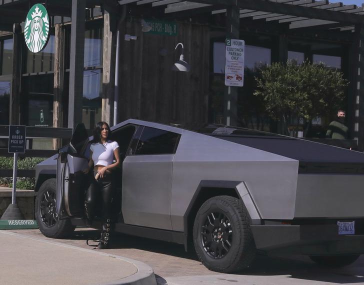Kim Kardashian 100 bin dolarlık Tesla Cybertruck ile kahve almaya gidince... Yeni imajı dikkat çekti G5