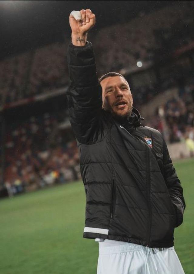 Galatasaray'ın eski futbolcusu Lukas Podolski dönerci oldu! Döner zinciriyle servetine servet kattı 640xauto
