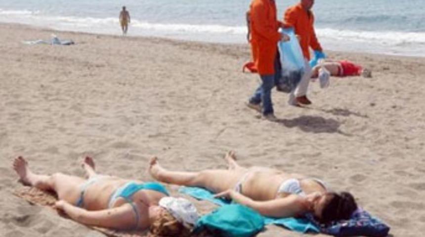 Mahkumlar temizledi, turistler güneşlendi