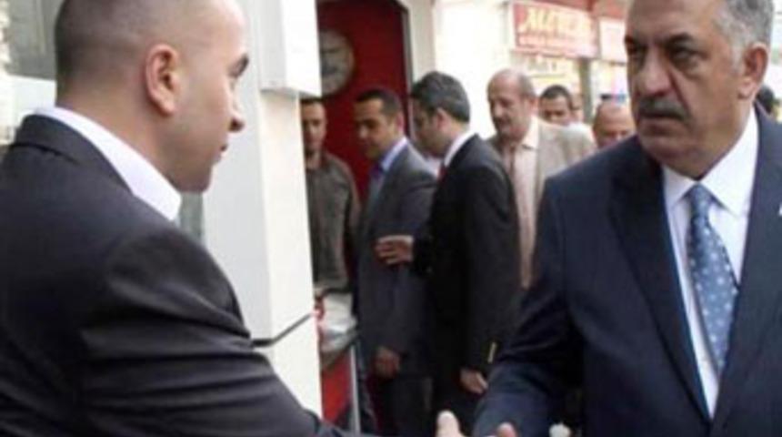 Bakandan CHP'lileri kızdıracak tokalaşma!