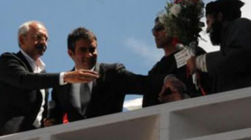 Sarıklı vatandaştan Kılıçdaroğlu'na çiçek!