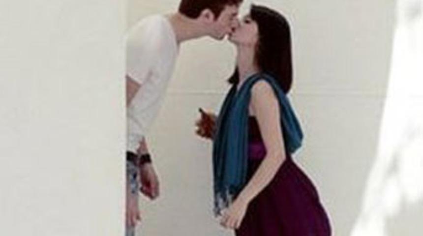 Tanımadığı 100 erkekle öpüştü!