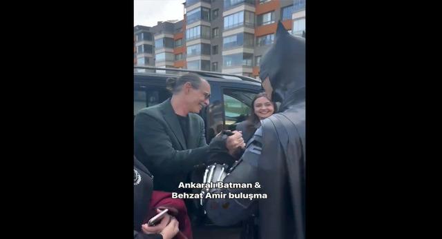 CHP'nin Etimesgut Belediyesi başkan adayı Erdal Beşikçioğlu ile 'Ankaralı Batman' karşılaşınca kahkahalar eksik olmadı. Hayat verdiği 'Behzat Ç.' karakteriyle akıllara kazınan Beşikçioğlu, bir başka film karakteri olan Batman'ı görünce renkli anlar yaşand 640xauto