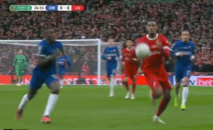 İngiltere Ligi'nde skandal pozisyon! Gravenberch'in ayağının bile kırılabileceği pozisyonda faul kararı çıkmadı G1