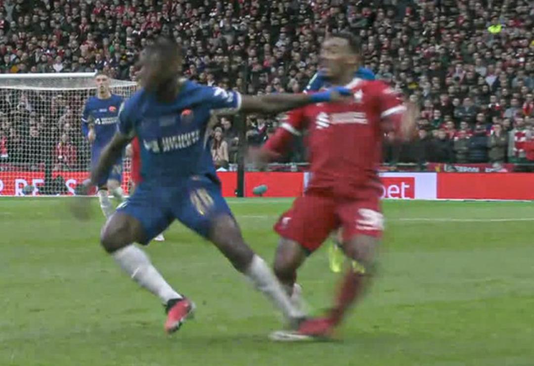 İngiltere Ligi'nde skandal pozisyon! Gravenberch'in ayağının bile kırılabileceği pozisyonda faul kararı &ccedil;ıkmadı