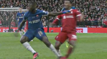 İngiltere Ligi'nde skandal pozisyon! Gravenberch'in ayağının bile kırılabileceği pozisyonda faul kararı çıkmadı